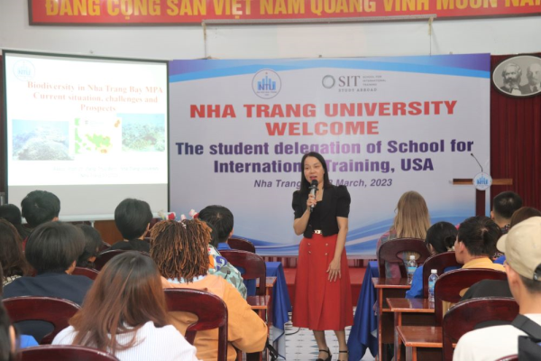 Sinh viên Trường ĐH Nha Trang giao lưu với đoàn sinh viên Hoa Kỳ