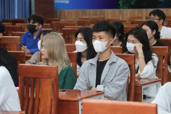 Lãnh đạo Nhà trường gặp gỡ và đối thoại với sinh viên chương trình đào tạo Minh Phú – NTU