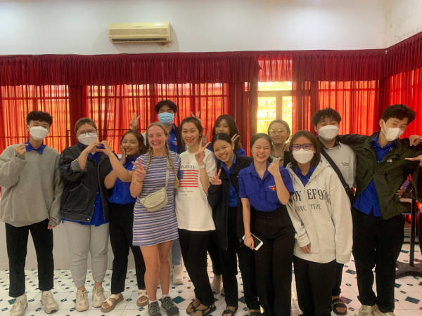 Sinh viên Trường ĐH Nha Trang giao lưu với đoàn sinh viên Trường ĐH Evergreen (Hoa Kỳ)
