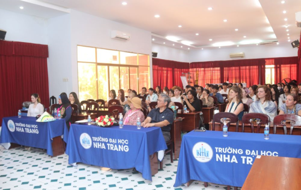 Sinh viên Trường ĐH Nha Trang giao lưu với đoàn sinh viên Trường ĐH Evergreen (Hoa Kỳ)
