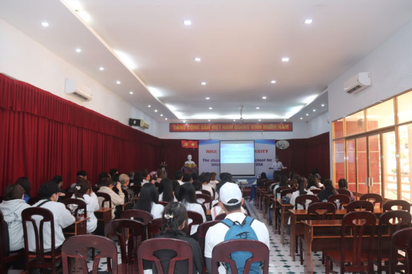 Sinh viên Trường ĐH Nha Trang giao lưu với đoàn sinh viên Trường ĐH Evergreen (Hoa Kỳ)
