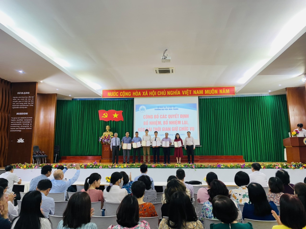 Trường ĐH Nha Trang công bố các quyết định nhân sự và khen thưởng 