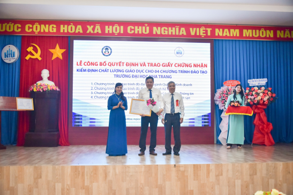 Trao Giấy chứng nhận Kiểm định chất lượng chương trình đào tạo cho 04 ngành tại Trường ĐH Nha Trang