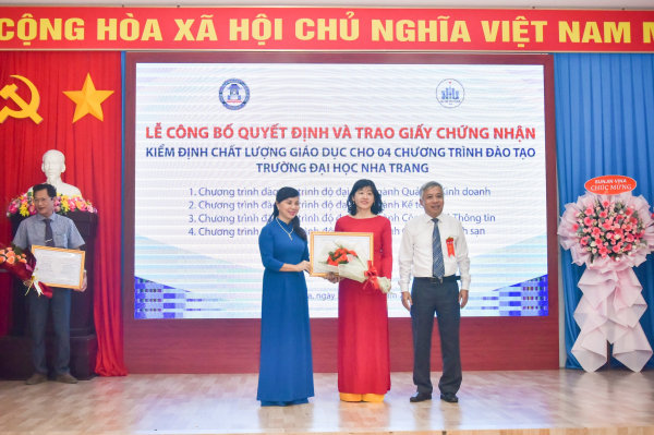 Trao Giấy chứng nhận Kiểm định chất lượng chương trình đào tạo cho 04 ngành tại Trường ĐH Nha Trang