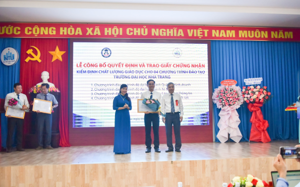 Trao Giấy chứng nhận Kiểm định chất lượng chương trình đào tạo cho 04 ngành tại Trường ĐH Nha Trang