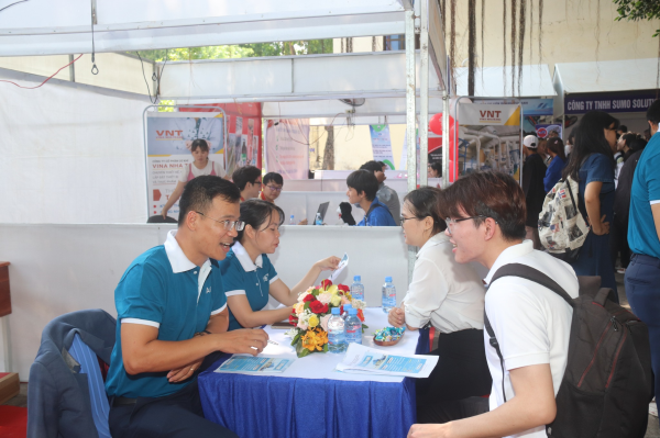 Nhiều cơ hội việc làm hấp dẫn tại Ngày hội Tuyển dụng Việc làm năm 2023