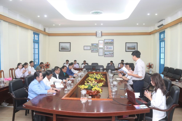 Làm việc với đoàn công tác Sở Giáo dục và Thể thao tỉnh Ắt-ta-pư và tỉnh Chăm-pa-sắc (Lào) và tiếp nhận 13 lưu học sinh Lào