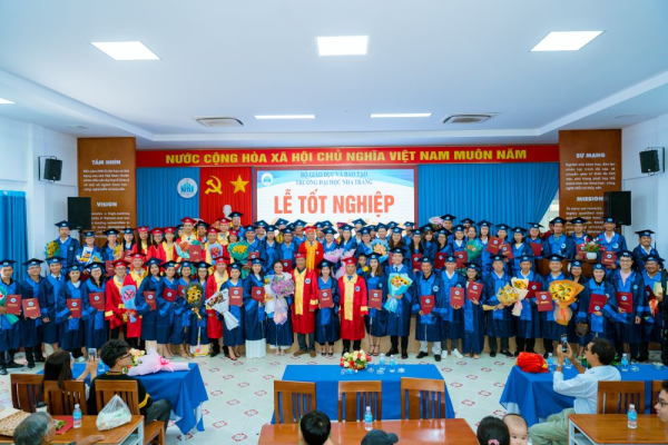 Trường ĐH Nha Trang tổ chức lễ tốt nghiệp đào tạo sau đại học năm 2023