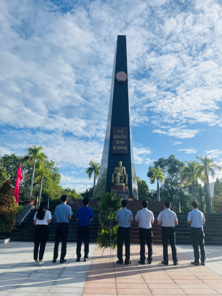 Dâng hương, dâng hoa tưởng niệm nhân kỷ niệm 76 năm Ngày Thương binh- Liệt sĩ