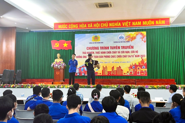 Tổ chức hướng dẫn, trải nghiệm kỹ năng phòng cháy chữa cháy, cứu hộ cứu nạn