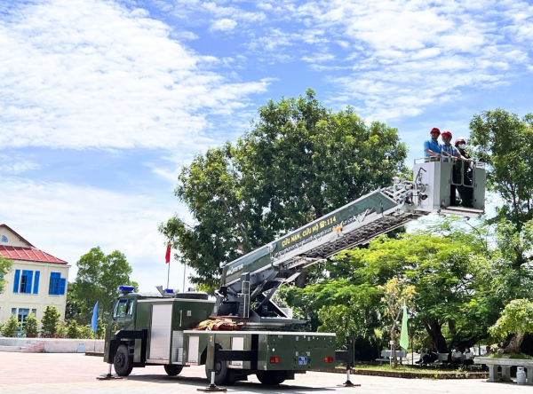 Tổ chức hướng dẫn, trải nghiệm kỹ năng phòng cháy chữa cháy, cứu hộ cứu nạn