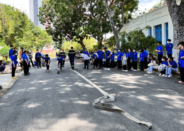 Tổ chức hướng dẫn, trải nghiệm kỹ năng phòng cháy chữa cháy, cứu hộ cứu nạn