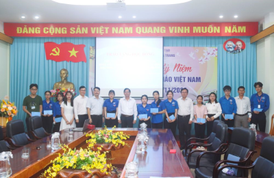 16 sinh viên Trường ĐH Nha Trang nhận học bổng khuyến học từ Chủ tịch UBND tỉnh Khánh Hòa