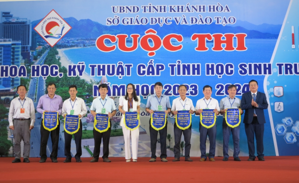 Trường ĐH Nha Trang tặng học bổng cho các dự án đạt giải tại cuộc thi KHKT học sinh trung học tỉnh Khánh Hòa năm học 2023-2024
