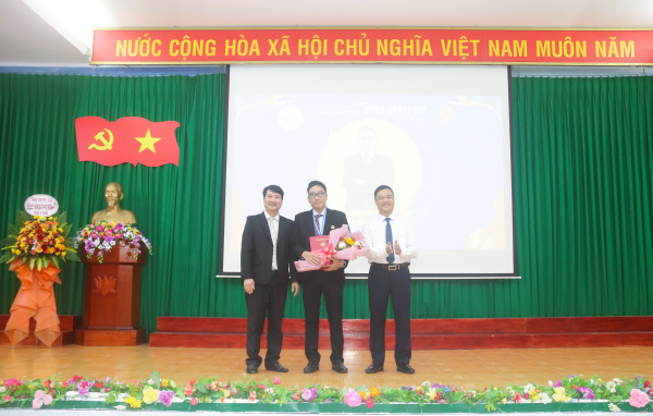 Công bố và trao quyết định bổ nhiệm 01 Giáo sư và 06 Phó Giáo sư