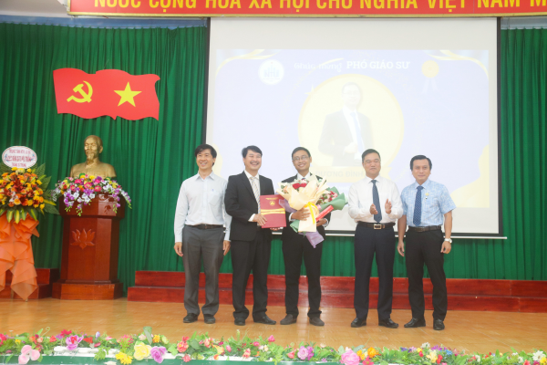 Công bố và trao quyết định bổ nhiệm 01 Giáo sư và 06 Phó Giáo sư