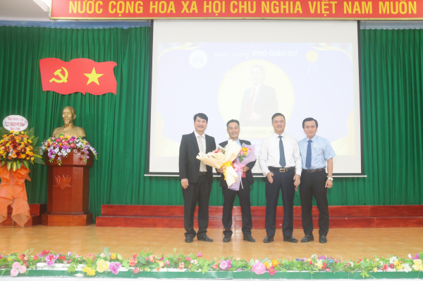 Công bố và trao quyết định bổ nhiệm 01 Giáo sư và 06 Phó Giáo sư