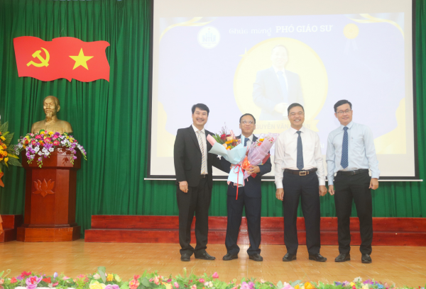 Công bố và trao quyết định bổ nhiệm 01 Giáo sư và 06 Phó Giáo sư