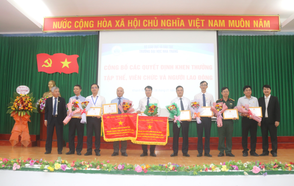 Công bố và trao quyết định bổ nhiệm 01 Giáo sư và 06 Phó Giáo sư