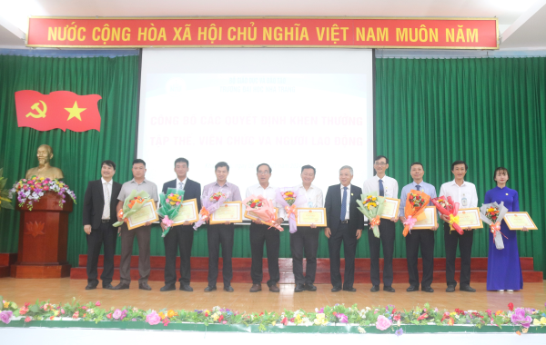 Công bố và trao quyết định bổ nhiệm 01 Giáo sư và 06 Phó Giáo sư