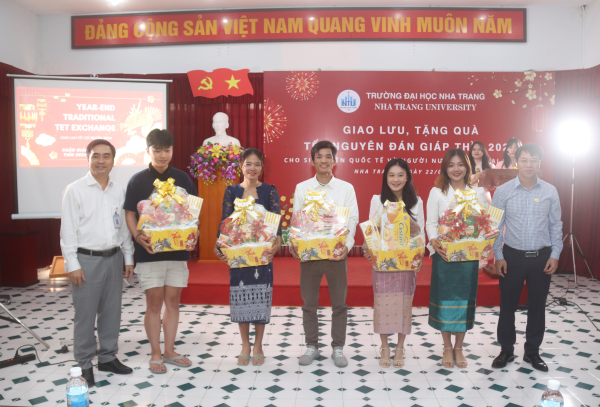 Gặp mặt sinh viên quốc tế và người nước ngoài đang học tập, làm việc tại trường nhân dịp Tết Nguyên đán 2024