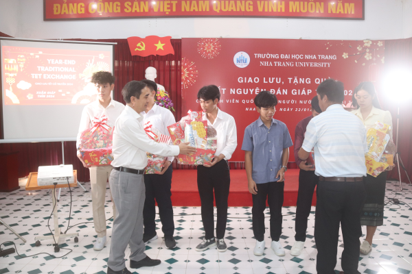 Gặp mặt sinh viên quốc tế và người nước ngoài đang học tập, làm việc tại trường nhân dịp Tết Nguyên đán 2024