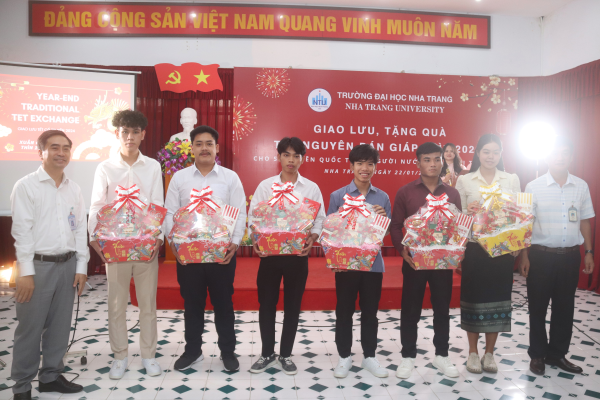 Gặp mặt sinh viên quốc tế và người nước ngoài đang học tập, làm việc tại trường nhân dịp Tết Nguyên đán 2024