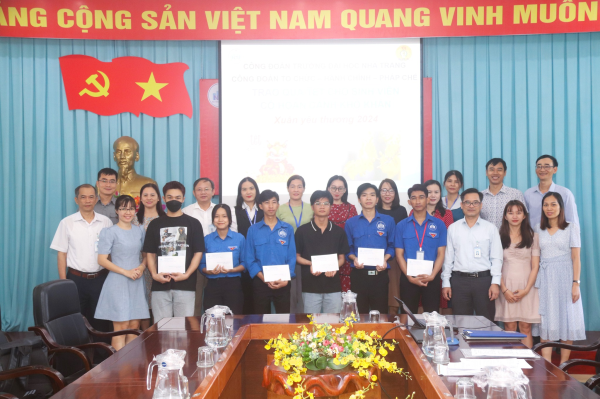 Thăm hỏi, tặng quà đến gia đình sinh viên có hoàn cảnh khó khăn trước dịp Tết Nguyên đán Giáp Thìn 2024