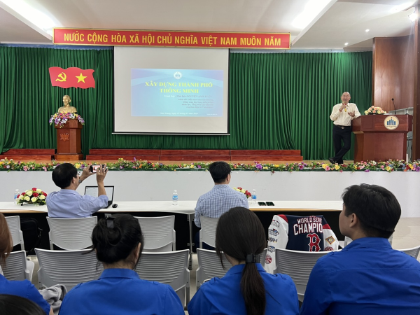 Nhà báo Nguyễn Anh Tuấn giao lưu với sinh viên Trường ĐH Nha Trang về chủ đề “Thành phố thông minh”