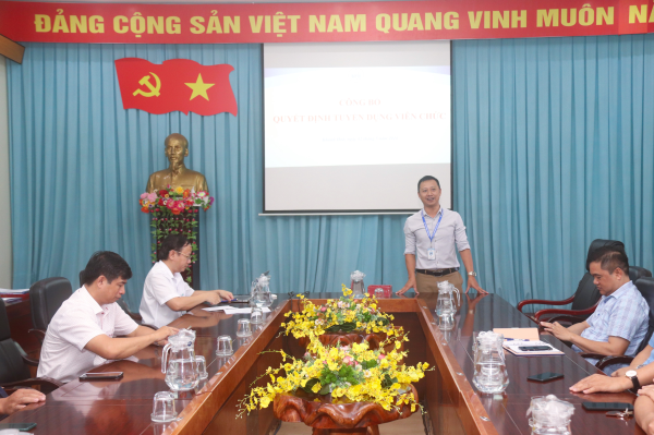 Trường ĐH Nha Trang trao quyết định tuyển dụng viên chức năm 2023 (Đợt 2)