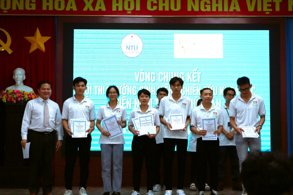 Sinh viên Viện Nuôi trồng Thủy sản tích cực tham gia các hoạt động nghiên cứu khoa học