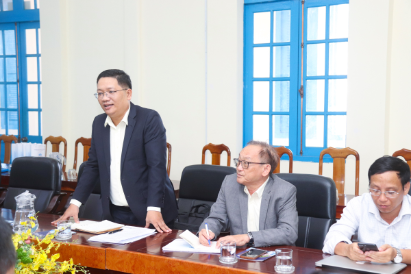 Làm việc với đại diện Tập đoàn Trường Hải