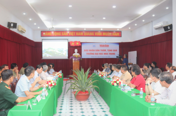 Báo Nhân Dân thăm, tặng quà Trường Đại học Nha Trang
