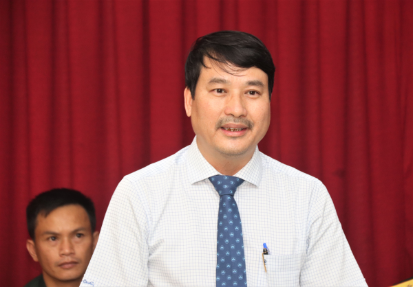 Báo Nhân Dân thăm, tặng quà Trường Đại học Nha Trang