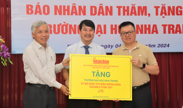 Báo Nhân Dân thăm, tặng quà Trường Đại học Nha Trang