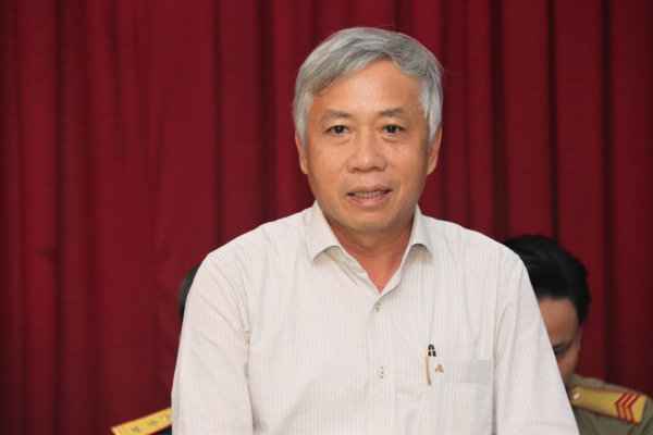 Báo Nhân Dân thăm, tặng quà Trường Đại học Nha Trang