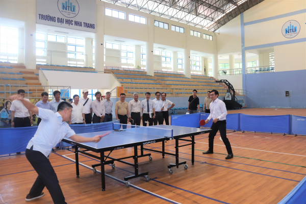 Báo Nhân Dân thăm, tặng quà Trường Đại học Nha Trang