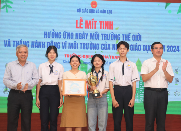 Lễ Mít tinh Hưởng ứng Ngày Môi trường Thế giới và Tháng hành động vì môi trường của ngành giáo dục năm 2024 tại Trường Đại học Nha Trang