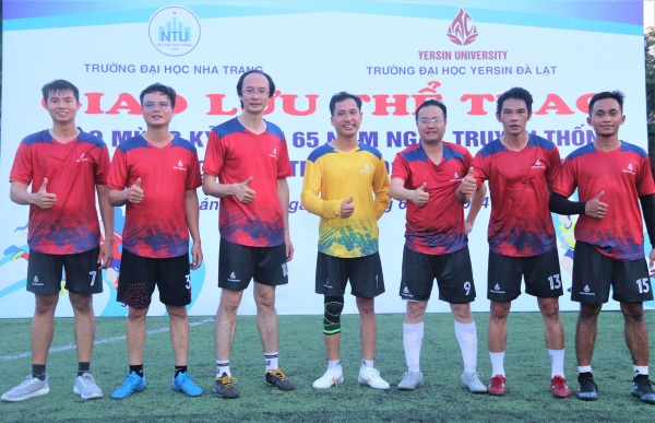 Trận giao hữu bóng đá giữa Trường ĐH Nha Trang và Trường ĐH Yersin Đà Lạt