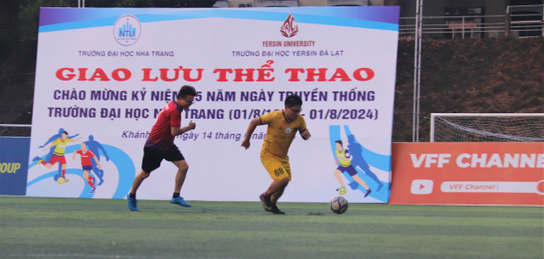 Trận giao hữu bóng đá giữa Trường ĐH Nha Trang và Trường ĐH Yersin Đà Lạt