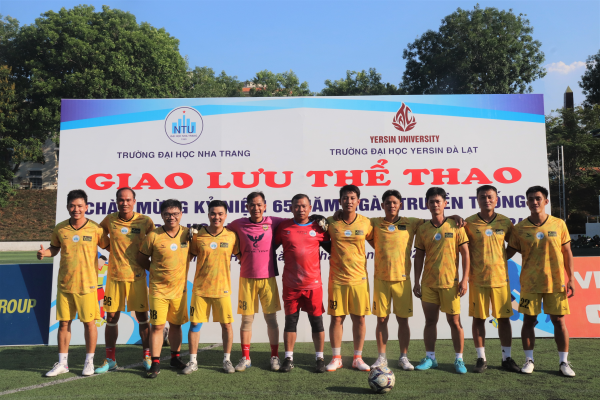 Trận giao hữu bóng đá giữa Trường ĐH Nha Trang và Trường ĐH Yersin Đà Lạt