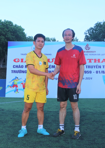 Trận giao hữu bóng đá giữa Trường ĐH Nha Trang và Trường ĐH Yersin Đà Lạt