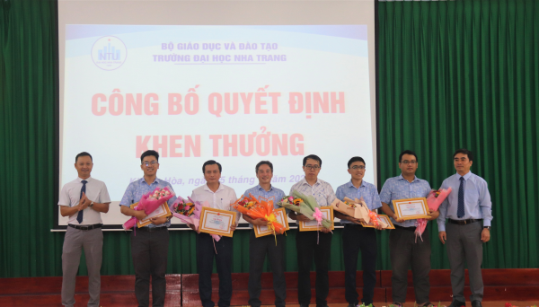 Trường Đại học Nha Trang tổ chức lễ Chào cờ và trao huy hiệu Đảng, công bố quyết định nhân sự và khen thưởng