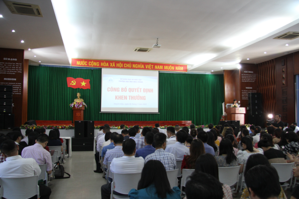 Trường Đại học Nha Trang tổ chức lễ Chào cờ và trao huy hiệu Đảng, công bố quyết định nhân sự và khen thưởng