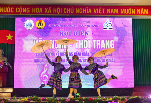 Hội diễn văn nghệ văn nghệ - thời trang Chào mừng 65 năm ngày Truyền thống Trường Đại học Nha Trang