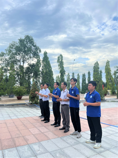 Kỷ niệm 77 năm Ngày Thương binh - Liệt sĩ: Trường Đại học Nha Trang dâng hương tại Nghĩa trang liệt sĩ Hòn Dung