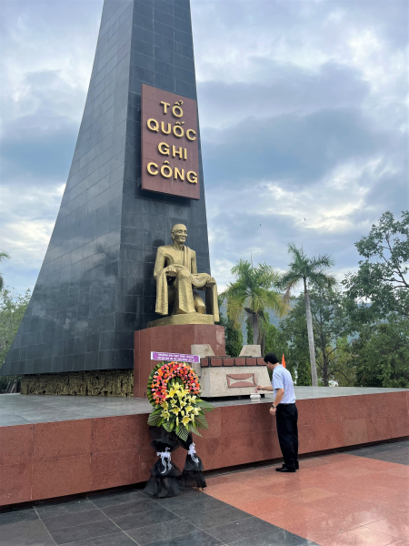 Kỷ niệm 77 năm Ngày Thương binh - Liệt sĩ: Trường Đại học Nha Trang dâng hương tại Nghĩa trang liệt sĩ Hòn Dung