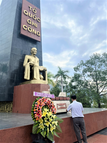 Kỷ niệm 77 năm Ngày Thương binh - Liệt sĩ: Trường Đại học Nha Trang dâng hương tại Nghĩa trang liệt sĩ Hòn Dung