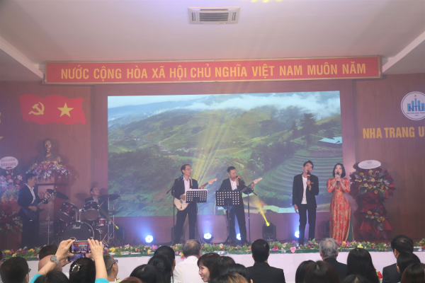 Trường Đại học Nha Trang tổ chức mít tinh Chào mừng kỷ niệm 42 năm Ngày Nhà giáo Việt Nam 20/11