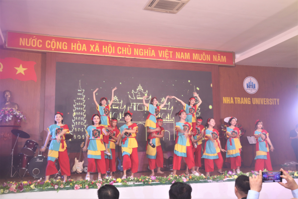 Trường Đại học Nha Trang tổ chức mít tinh Chào mừng kỷ niệm 42 năm Ngày Nhà giáo Việt Nam 20/11